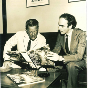 Roberto Muggiati entrega edição da Manchete com destaque para a Suíça ao embaixador Giovanni Enrico Bucher em 1967. Seria o terceiro embaixador sequestrado no Rio nos Anos de Chumbo e trocado, em janeiro de 1971, por 70 presos políticos.