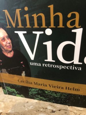Acadêmica lança autobiografia