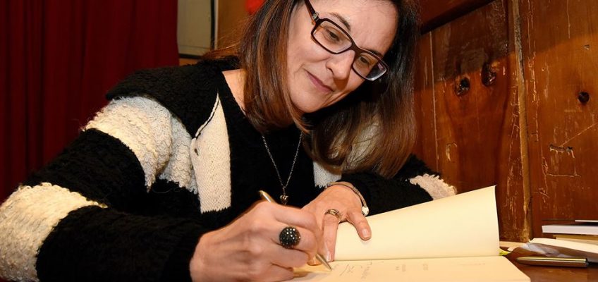 Acadêmica Luci Collin lança Antologia Poética