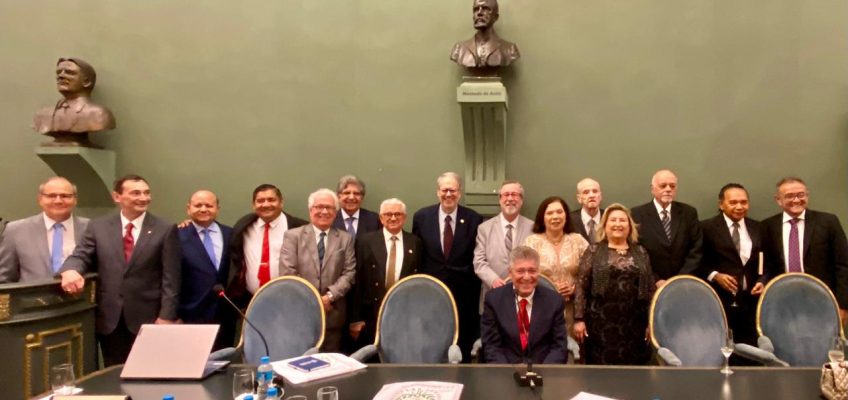 Após a solenidade de posse do Fórum Nacional das Academias Estaduais de Letras, a partir da esquerda: Rossyr Berny (RS), Rúben Castiglioni (RS), Zózimo Tavares  (PI), Ivanildo Alves (PA), Sérgio Fonta (Carioca), Antônio Penteado Mendonça (SP), Flávio Quinderé (PA), Ernani Buchmann (PR), Airton Ortiz (RS), Henrique de Medeiros, sentado (MS), Márcia Pessanha (Fluminense), Carlos Nejar (ABL, ES e RS), Leide Câmara (RN), Renato Cavaliere (ABL), Salgado Maranhão (MA) e Rostand Lanverly (AL). Foto:Marcos Henrique Alves.